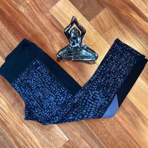 Womens Champion Small black & gray Capri polyester/spandex leggings